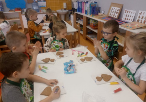 dzieci rysują wzory na ciasteczkach